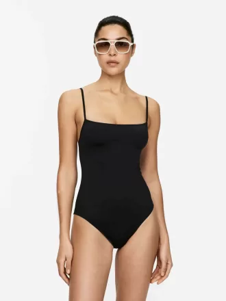 Badeanzug mit quadratischem Ausschnitt