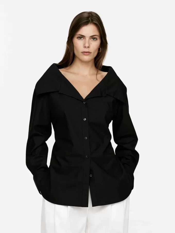 Bluse mit weitem Kragen