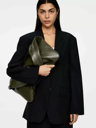 Glaenzende Ledertasche Khakigruen 1250756002001 1 330x440 - Glänzende Ledertasche