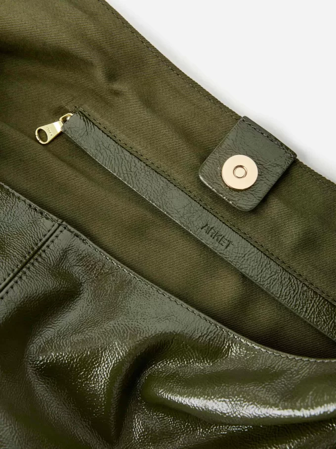 Glänzende Ledertasche