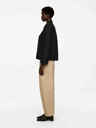 Hose mit ausgestelltem Bein