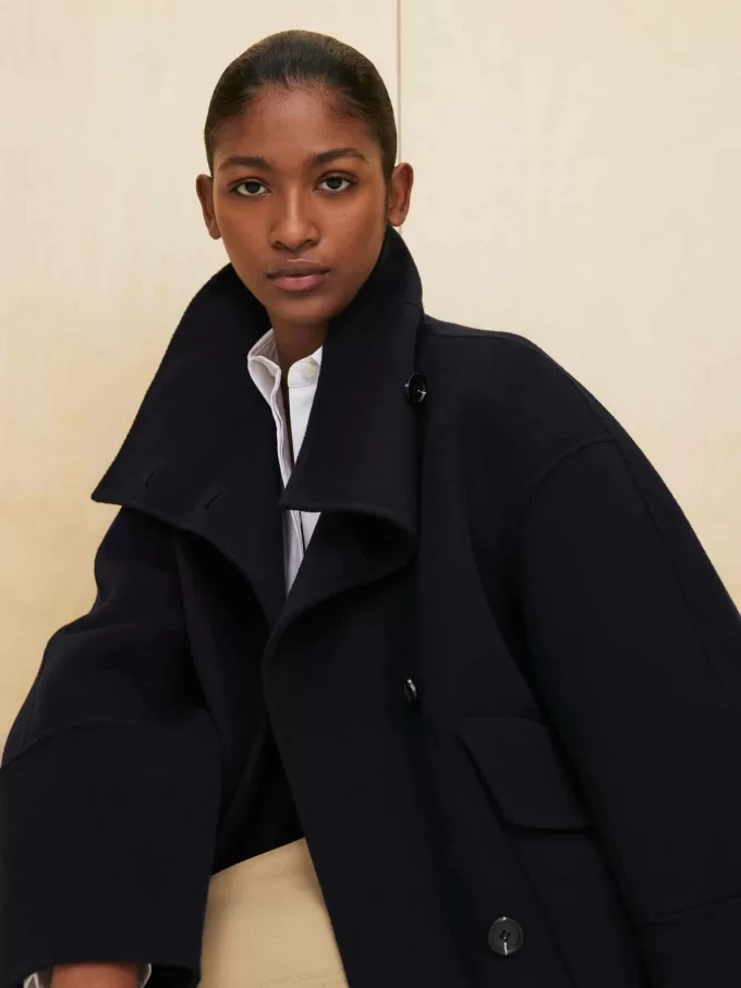 Hose mit ausgestelltem Bein