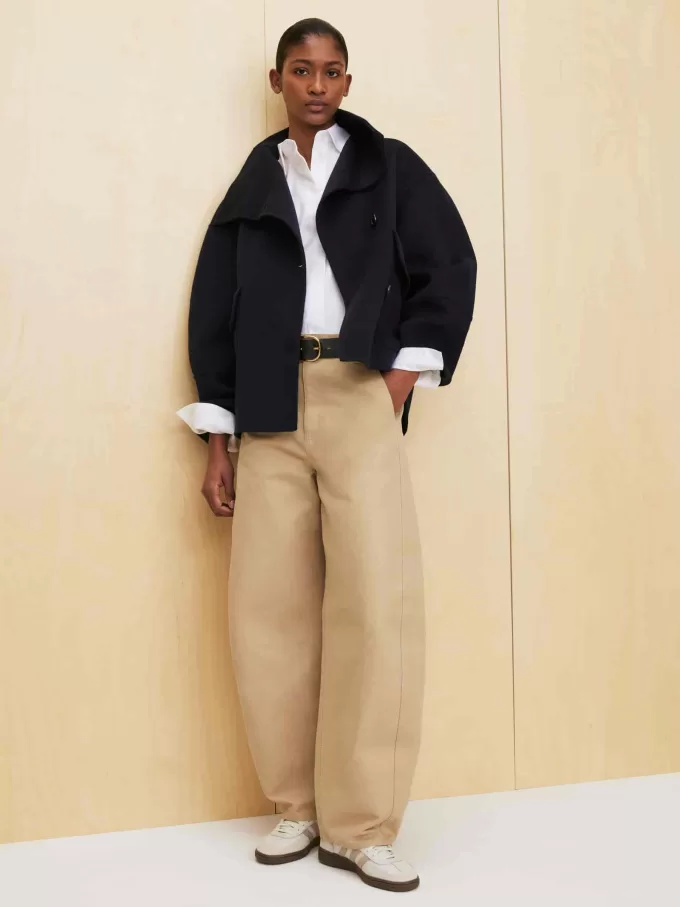 Hose mit ausgestelltem Bein