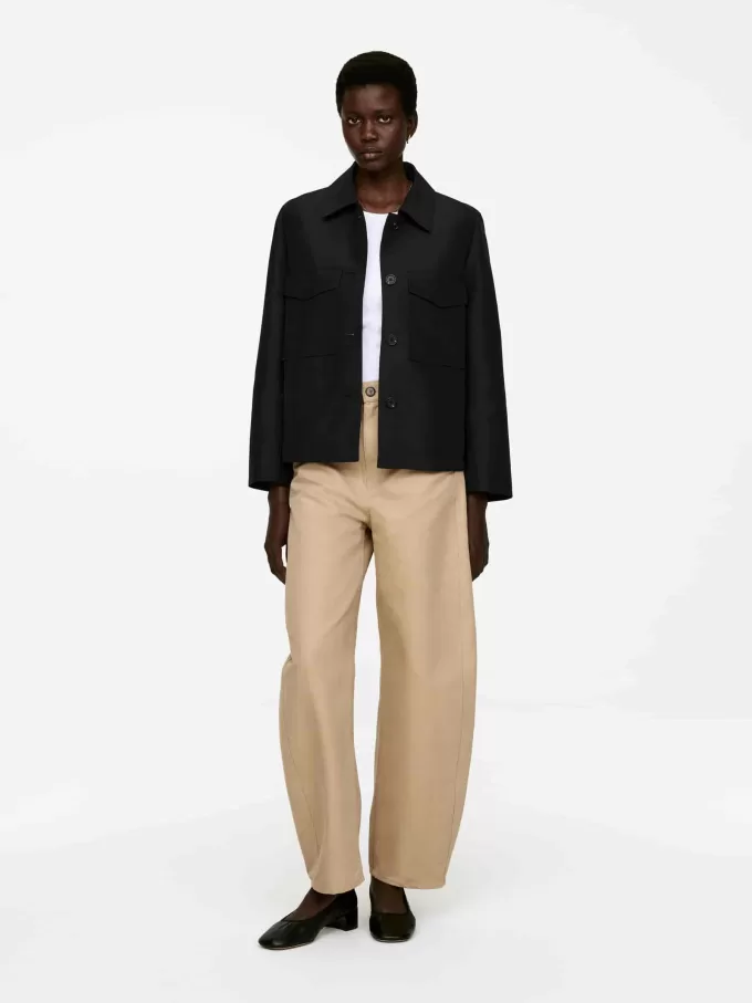 Hose mit ausgestelltem Bein