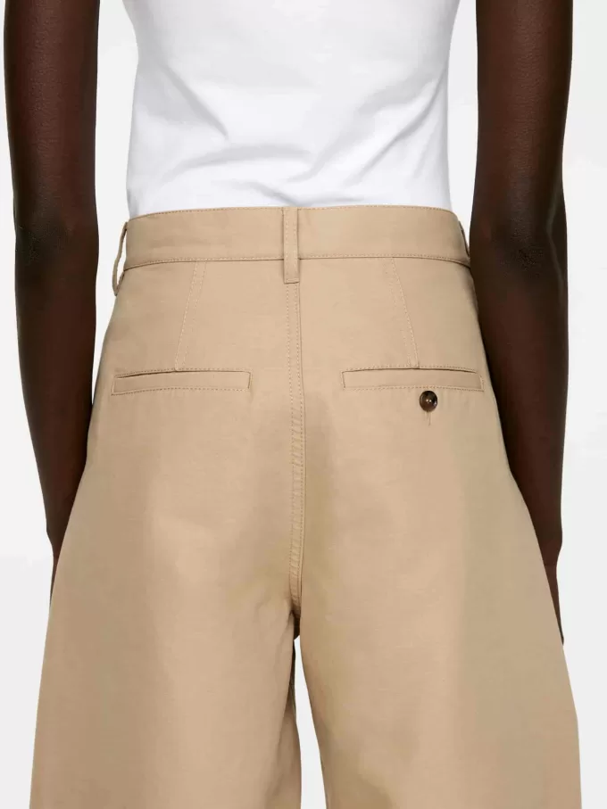 Hose mit ausgestelltem Bein