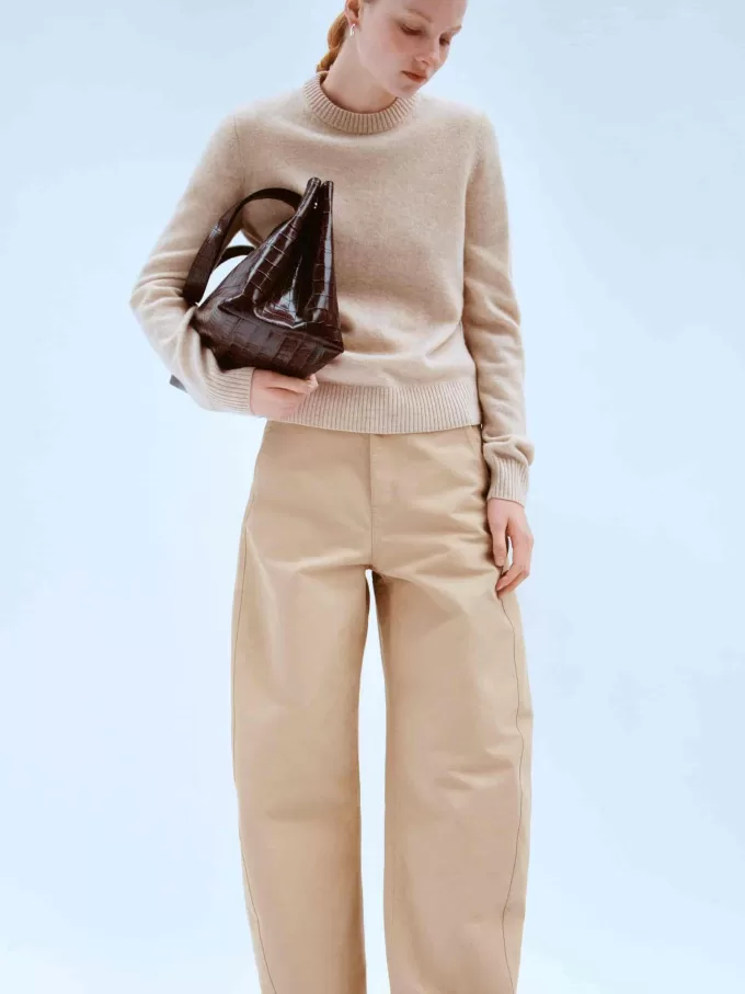 Hose mit ausgestelltem Bein