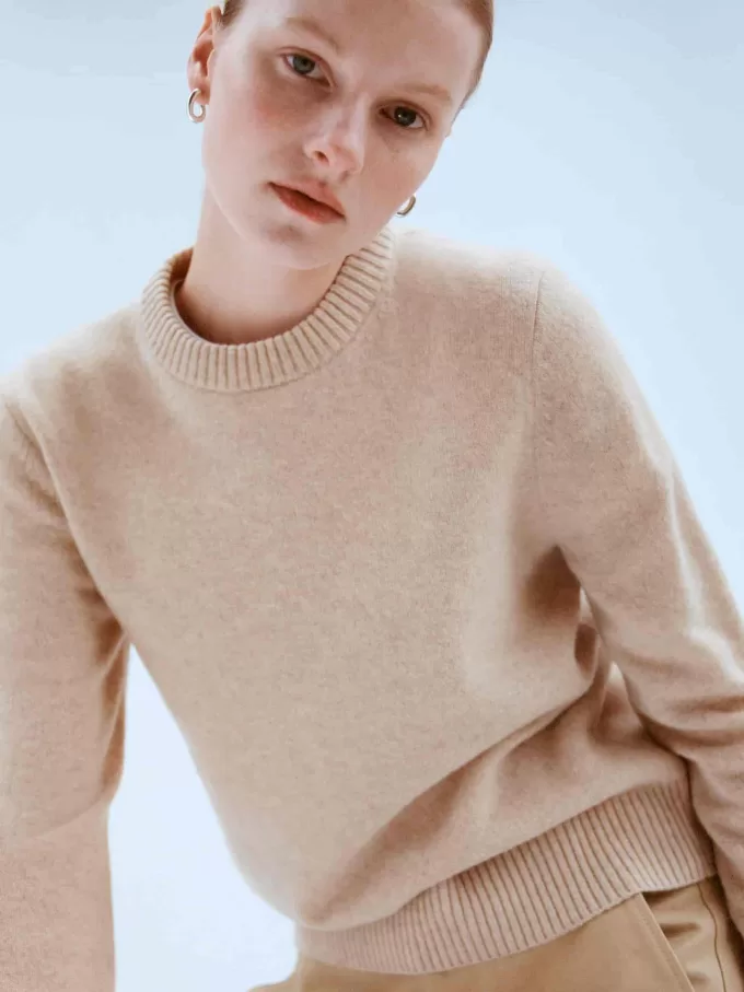 Hose mit ausgestelltem Bein