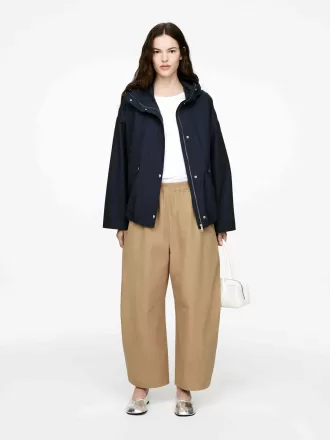 Hose mit ausgestelltem Bein