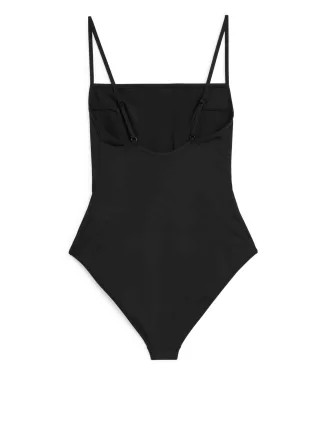 Badeanzug mit quadratischem Ausschnitt