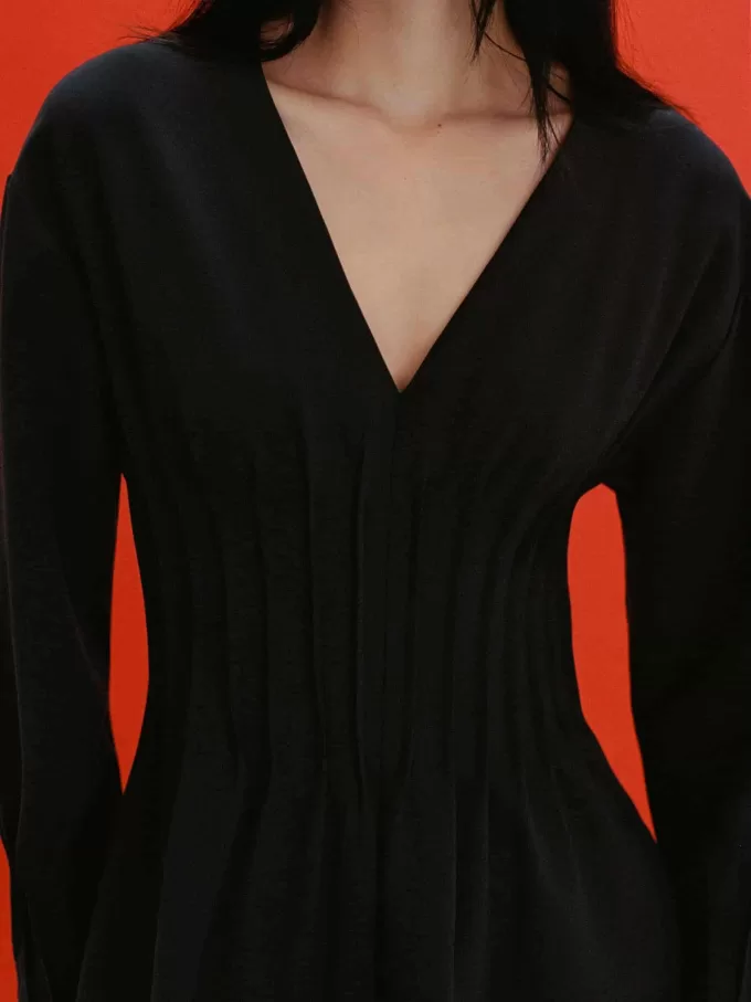 Faltenkleid mit V-Ausschnitt