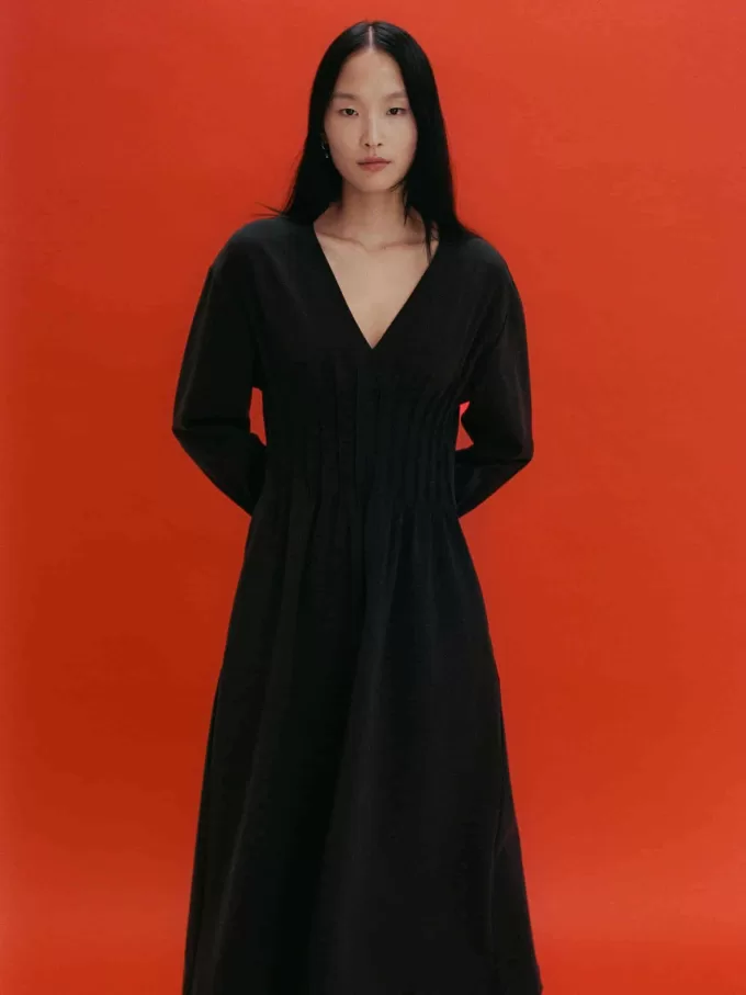 Faltenkleid mit V-Ausschnitt