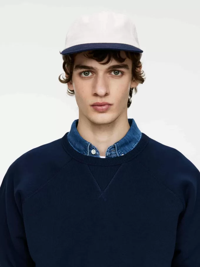 Kappe in Kontrastfarbe