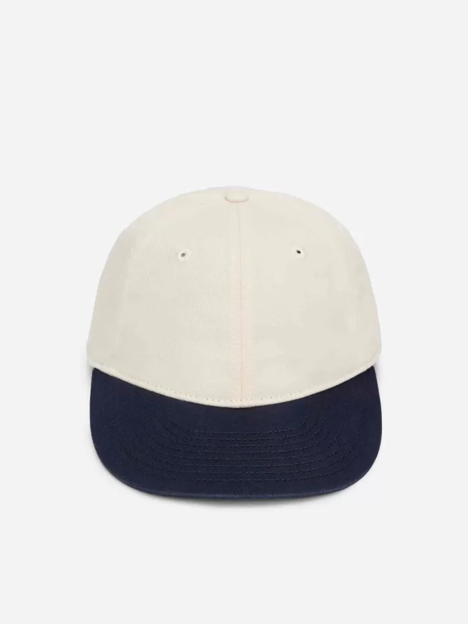 Kappe in Kontrastfarbe