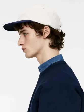 Kappe in Kontrastfarbe