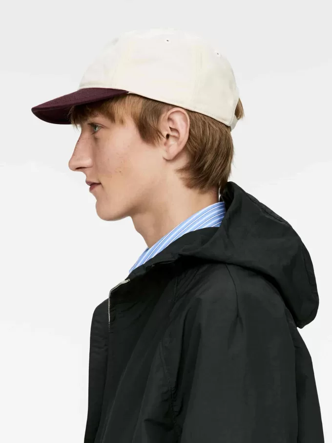 Kappe in Kontrastfarbe