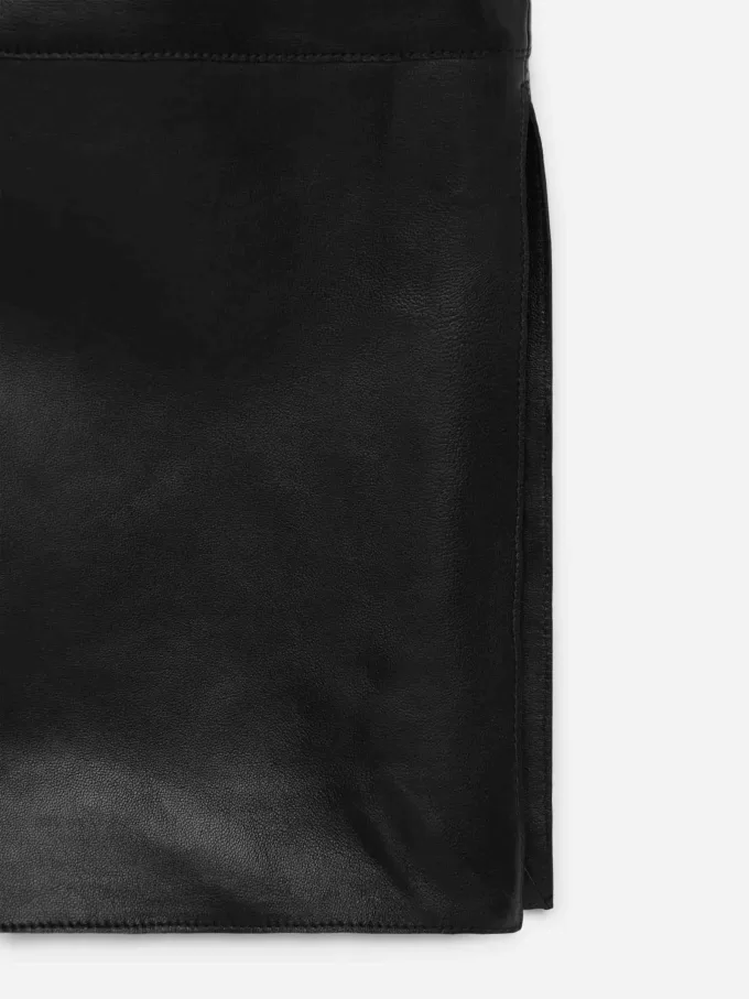 Lederkleid mit offenem Kragen