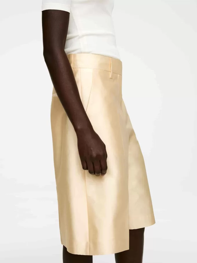 Shorts mit Bügelfalte