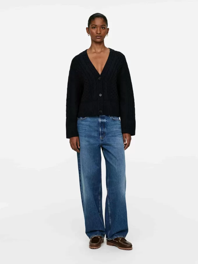 Strickjacke aus Wolle mit Zopfmuster Strickjacke aus Wolle mit Zopfmuster