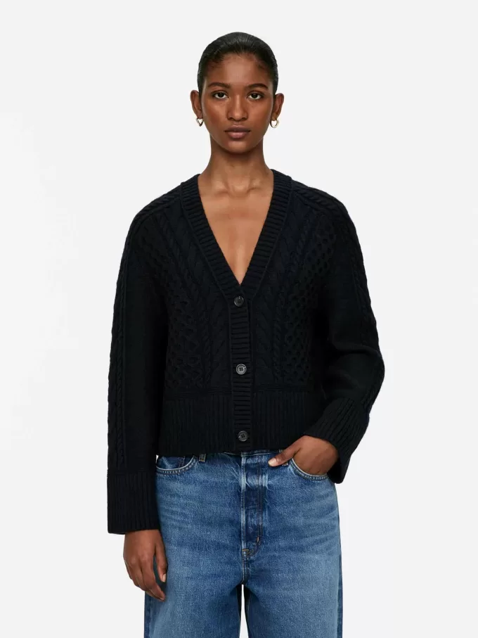 Strickjacke aus Wolle mit Zopfmuster Strickjacke aus Wolle mit Zopfmuster