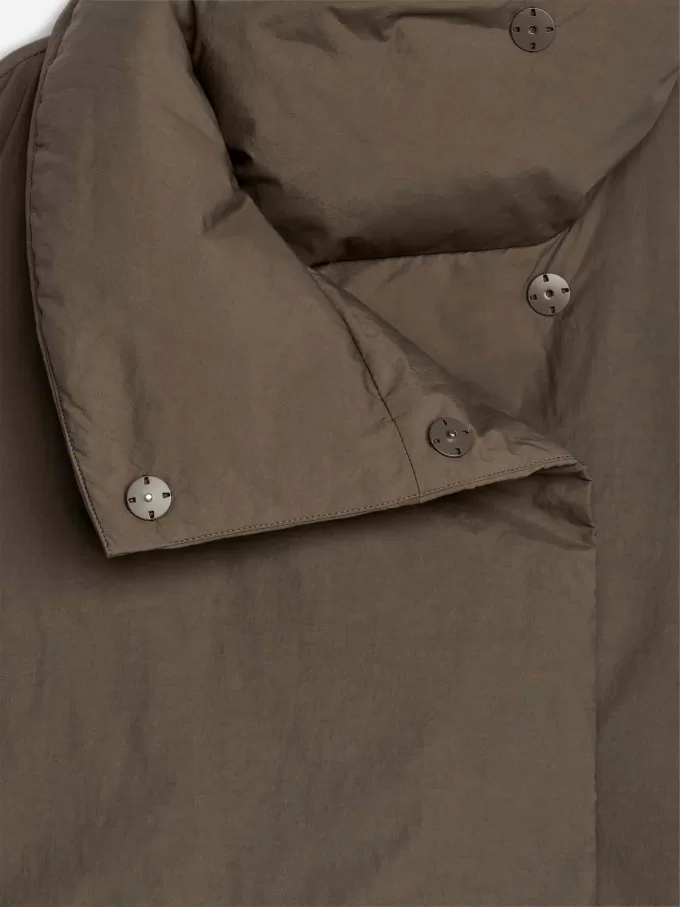 Upcycled Daunenjacke mit hohem Kragen