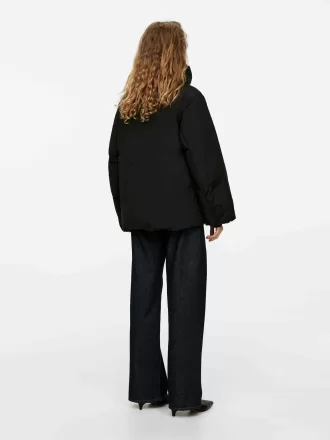 Upcycled Daunenjacke mit hohem Kragen