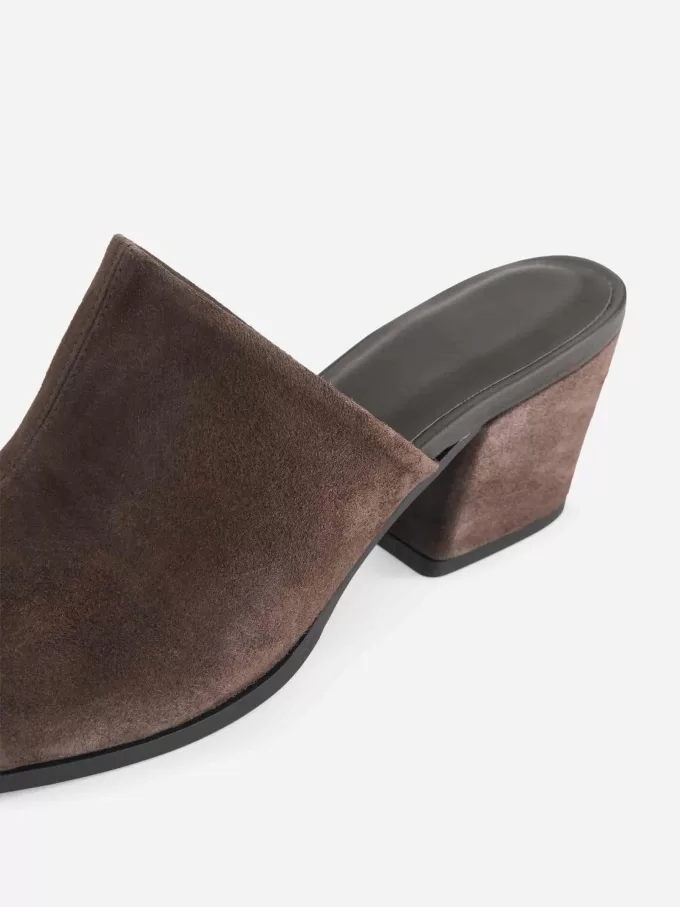 Wildledersandalen mit mittelhohem Absatz Wildledersandalen mit mittelhohem Absatz