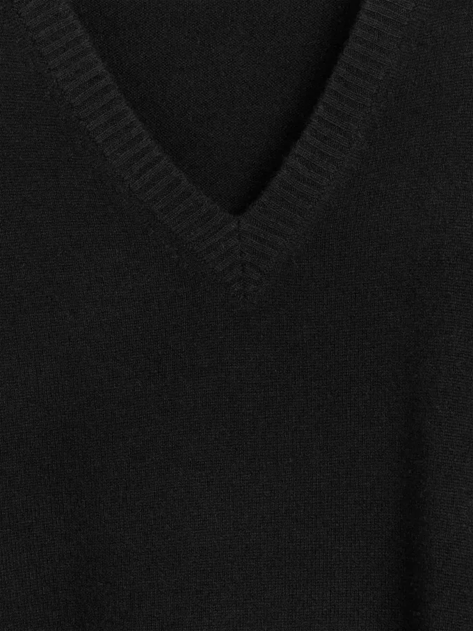 Wollkleid mit V-Ausschnitt Wollkleid mit V-Ausschnitt